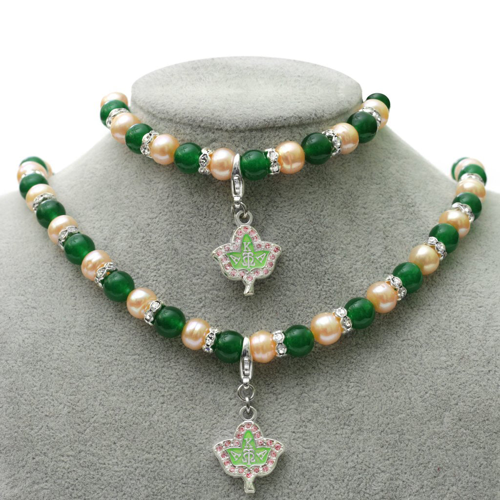 Lot - JADE AND PEARL NECKLACE